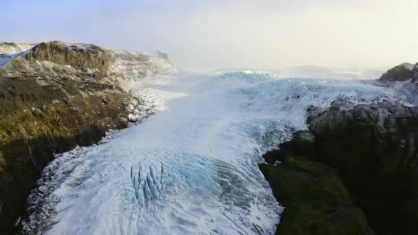 Drone entre montañas y sobre el glaciar Vatnajokull — Vídeos de Stock