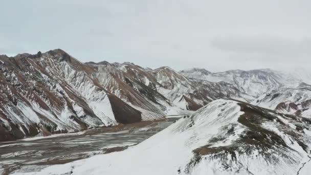 Drone Over Snow pokryte gór Krajobraz z rzeki — Wideo stockowe