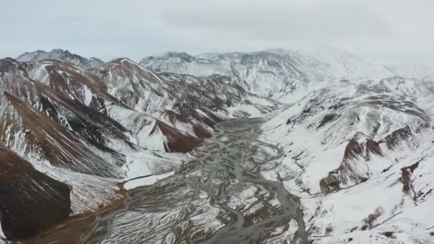 多雪覆盖的高山上的鼓声与河流的风景 — 图库视频影像