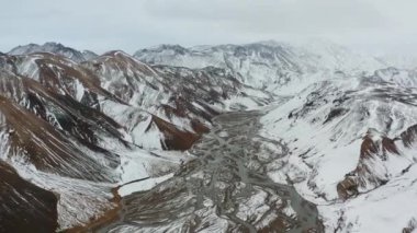 Karlı Dağların Üzerinde İnsansız Hava Aracı Nehirle Kaplandı