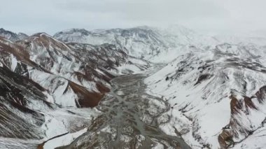 Karlı Dağların Üzerinde İnsansız Hava Aracı Nehirle Kaplandı
