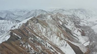 Karlı Dağ Tepeleri 'nin üstünde Nehir yatağı örgülü İHA.