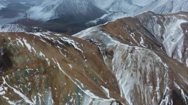 Karlı Dağ Tepelerinin Üzerinde İnsansız Hava Aracı