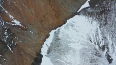 Kışın Dağ üzerinde İHA Uçuşu