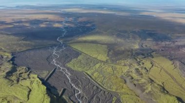 Örülmüş Nehrin Kurumuş Nehir yataklı Patchwork Manzarası Üzerinde İHA