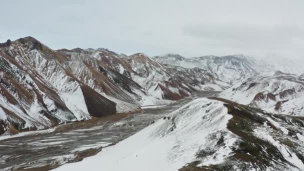 Drone πάνω από χιόνι καλύπτονται βουνά τοπίο με τον ποταμό — Αρχείο Βίντεο
