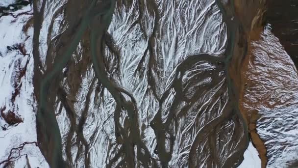 Drone volo sopra neve coperto intrecciato letto del fiume — Video Stock