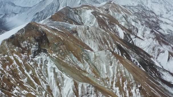 Drone sur les sommets enneigés des montagnes — Video