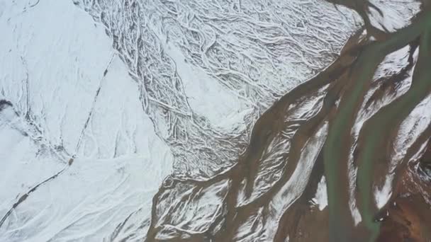 Dron přes zasněženou krajinu s spletenou řekou — Stock video