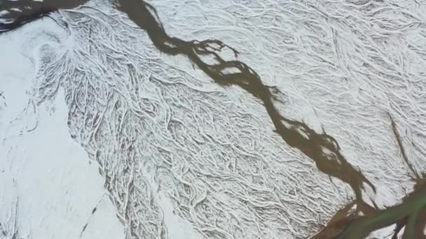 Drone πάνω από χιόνι καλύπτονται τοπίο με πλεγμένο ποτάμι — Αρχείο Βίντεο