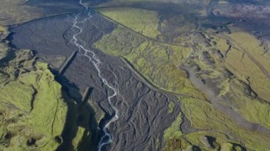 Örülmüş Nehrin Kurumuş Nehir yataklı Patchwork Manzarası Üzerinde İHA