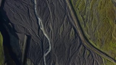 Örülmüş Nehrin Kurumuş Nehir yatağı Üzerinde İnsansız Hava Aracı