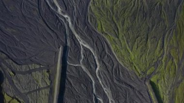 Örülmüş Nehrin Kurumuş Nehir yatağı Üzerinde İnsansız Hava Aracı