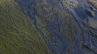 Örülmüş Nehrin Kurumuş Nehir yatağı Üzerinde İnsansız Hava Aracı