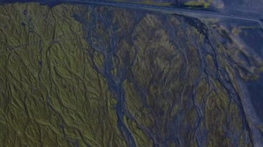 Örülmüş Nehrin Kurumuş Nehir yatağı Üzerinde İnsansız Hava Aracı