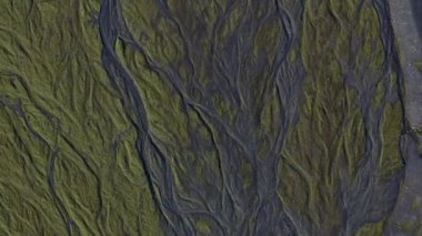 Örülmüş Nehrin Kurumuş Nehir yatağı Üzerinde İnsansız Hava Aracı