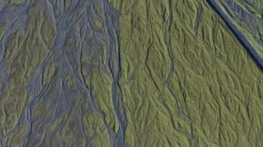 Örülmüş Nehrin Kurumuş Nehir yatağı Üzerinde İnsansız Hava Aracı