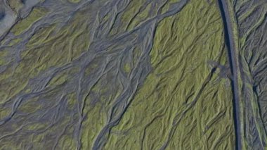 Örülmüş Nehrin Kurumuş Nehir yatağı Üzerinde İnsansız Hava Aracı