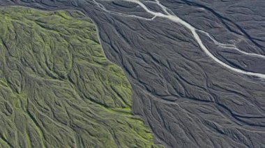 Örülmüş Nehrin Kurumuş Nehir yatağı Üzerinde İnsansız Hava Aracı