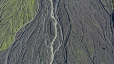 Örülmüş Nehrin Kurumuş Nehir yatağı Üzerinde İnsansız Hava Aracı