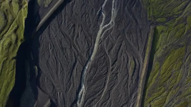 Dron nad krajobrazem z wyschniętym korytem rzeki plecionej — Wideo stockowe