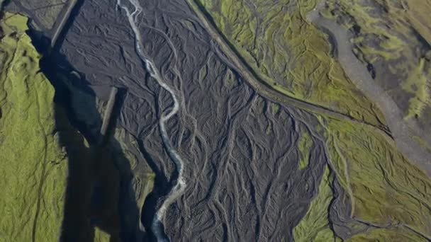 Drone sobre paisaje patchwork con lecho de río seco de río trenzado — Vídeo de stock