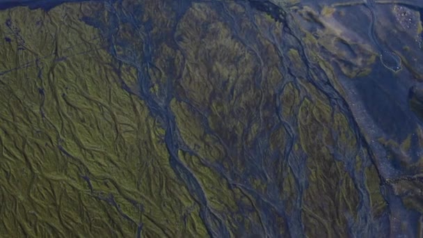Drohne über Landschaft mit trockenem Flussbett — Stockvideo