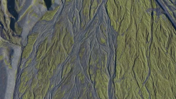 Drone sobre el paisaje con lecho de río seco de río trenzado — Vídeo de stock