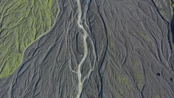 Drone sobre el paisaje con lecho de río seco de río trenzado — Vídeo de stock