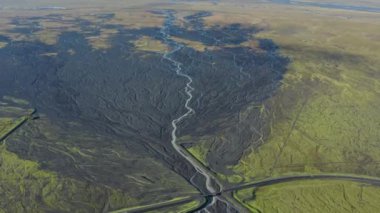 Örülmüş Nehrin Kurumuş Nehir yatağı Üzerinde İnsansız Hava Aracı