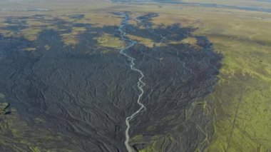 Örülmüş Nehrin Kurumuş Nehir yatağı Üzerinde İnsansız Hava Aracı