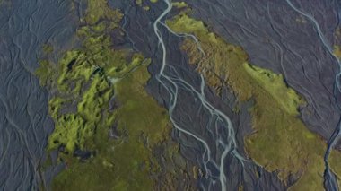 Örülmüş Nehrin Kurumuş Nehir yatağı Üzerinde İnsansız Hava Aracı