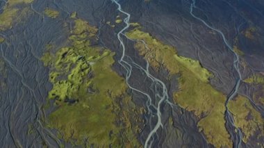 Örülmüş Nehrin Kurumuş Nehir yatağı Üzerinde İnsansız Hava Aracı