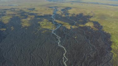 Örülmüş Nehrin Kurumuş Nehir yatağı Üzerinde İnsansız Hava Aracı