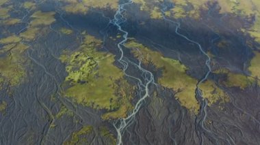 Örülmüş Nehrin Kurumuş Nehir yatağı Üzerinde İnsansız Hava Aracı