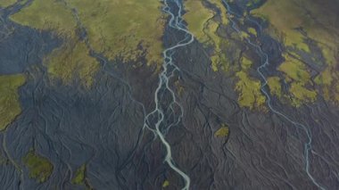 Örülmüş Nehrin Kurumuş Nehir yatağı Üzerinde İnsansız Hava Aracı