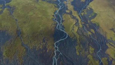 Örülmüş Nehrin Kurumuş Nehir yatağı Üzerinde İnsansız Hava Aracı