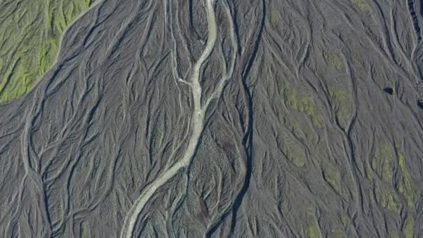 Drone over landschap met droge rivierbedding van gevlochten rivier — Stockvideo