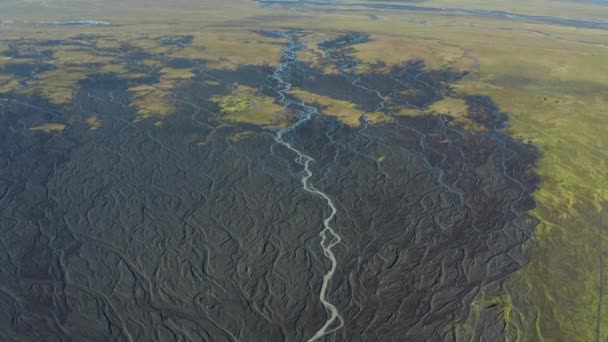 Drone sul paesaggio con letto di fiume asciutto di fiume intrecciato — Video Stock