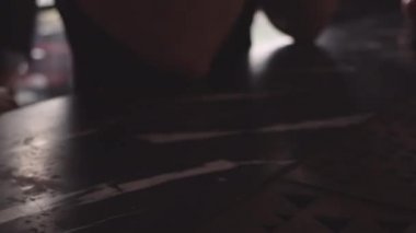 Barmen, bir bardak viskiyi barın üstüne koyuyor.