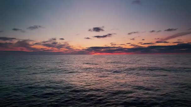 Drone sobre el mar y la playa al atardecer — Vídeo de stock