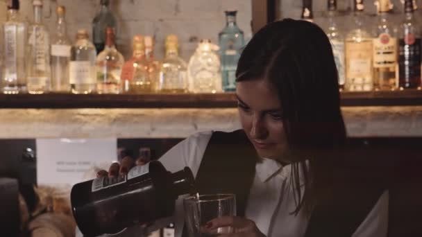 Γυναίκα μπάρμαν προετοιμασία ποτό από το μπουκάλι και βλέποντας τους ανθρώπους — Αρχείο Βίντεο