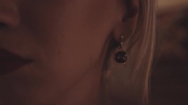 Kıllı Küpeli Kadın Kulağının Arkasına Kıl İtiyor