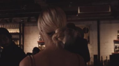 Erkekler ona bakarken bir kadın bara giriyor.