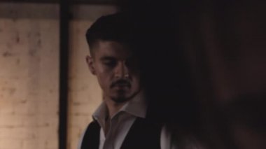 Barda yanından geçen kadını izleyen bir adam.