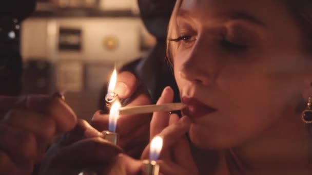 Mulher no bar com cigarro e homens que se oferecem para iluminá-lo para ela — Vídeo de Stock