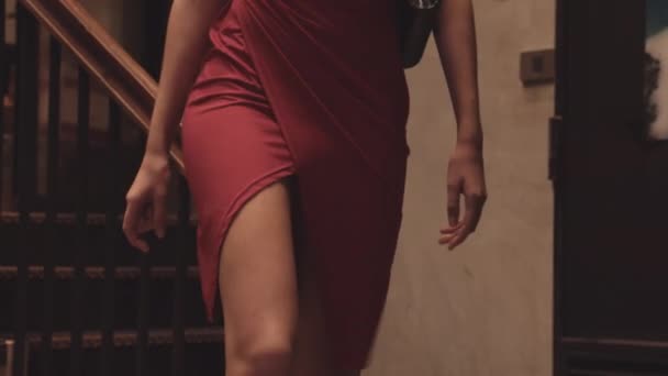 Jovem mulher em revelando vestido vermelho andando em Bar — Vídeo de Stock