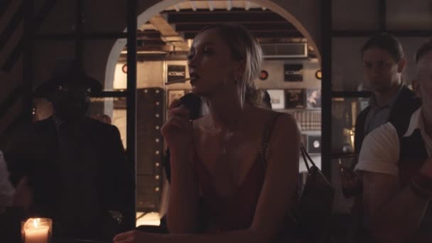 Frau in bar mit zigarette und männer offer to zünden es für sie — Stockvideo