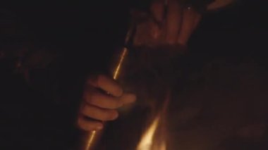 Mağaradaki eski öğütücüye kahve dolduran adam.
