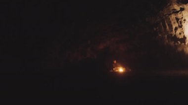 Karanlık Mağaradaki Adam Gece Kamp Ateşiyle Aydınlandı